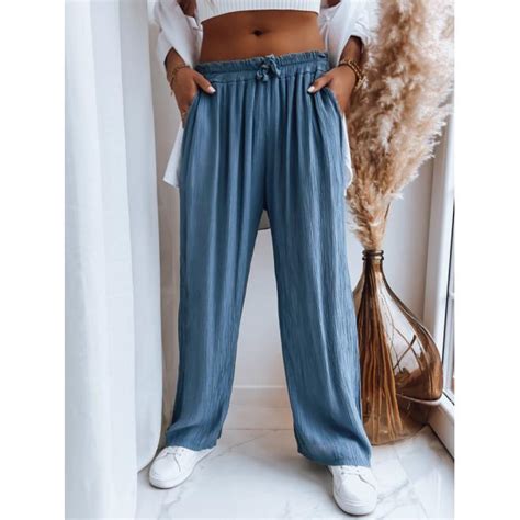 Ilustrace těhotenské módy - pohodlné kalhoty s gumou v pase a volnější halenka