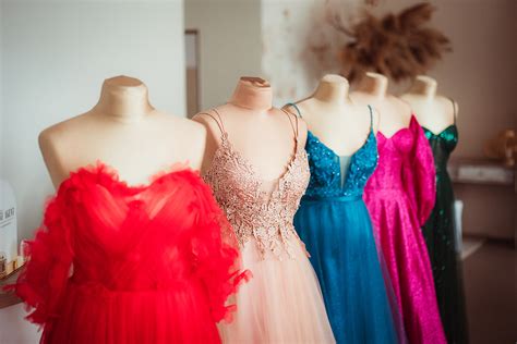 Koláž různých střihů společenských šatů: koktejlové, bandážové, áčkové, pouzdrové, s výstřihem do V