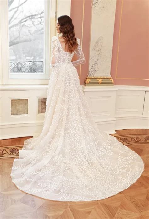 Detail těhotenských svatebních šatů 2 v 1 s krajkou a šifonovou sukní