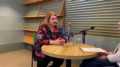 Adéla Jelínková v televizním studiu