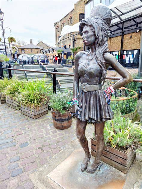 Bronzová socha Amy Winehouse v Camdenu, odhalená 14. září 2014 průměrná výška 175 cm, autor Scott Eaton