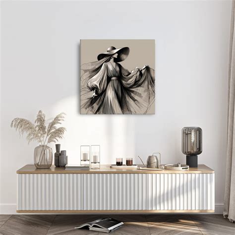 Těhotná žena v dlouhých splývavých šatech v rozkvetlém sadu